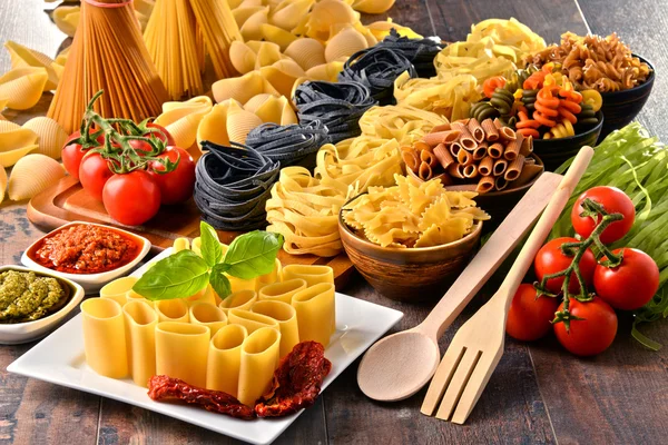 Composição com variedade de massas na mesa da cozinha — Fotografia de Stock