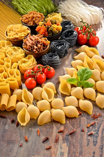 Composizione con varietà di pasta sul tavolo della cucina — Foto Stock