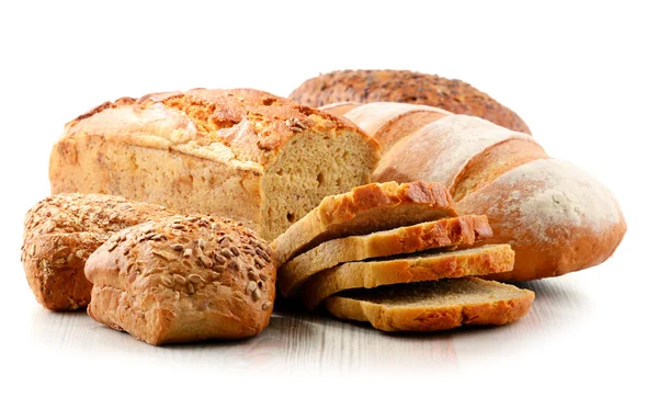 Composition avec des produits de boulangerie variés isolés sur du blanc — Photo