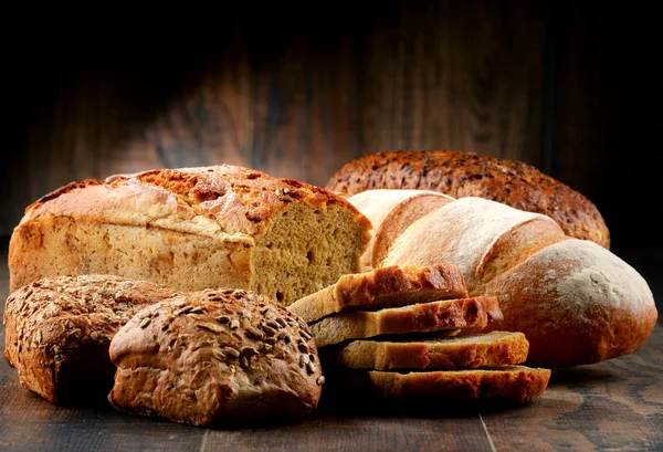 Samenstelling met diverse bakproducten op houten tafel — Stockfoto