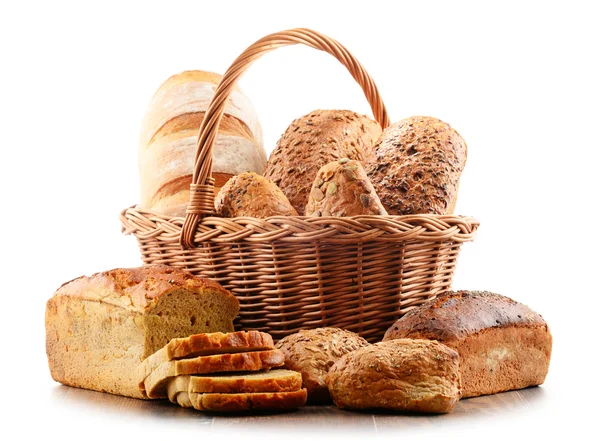 Panier en osier avec assortiment de produits de boulangerie isolés sur blanc — Photo