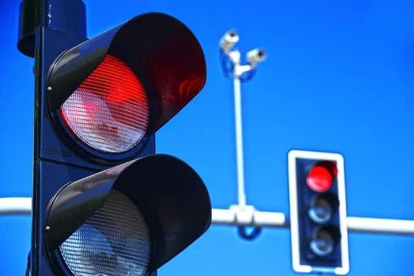 Trafikljus över blå himmel — Stockfoto