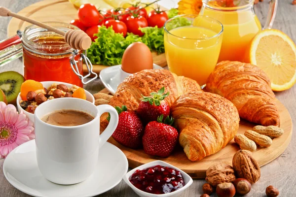 Завтрак состоит из круассанов, кофе, фруктов, апельсинового сока — стоковое фото
