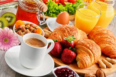 Kahvaltı oluşan ay çöreği, kahve, meyve, portakal suyu