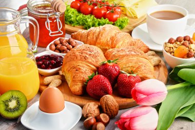Kahvaltı oluşan ay çöreği, kahve, meyve, portakal suyu