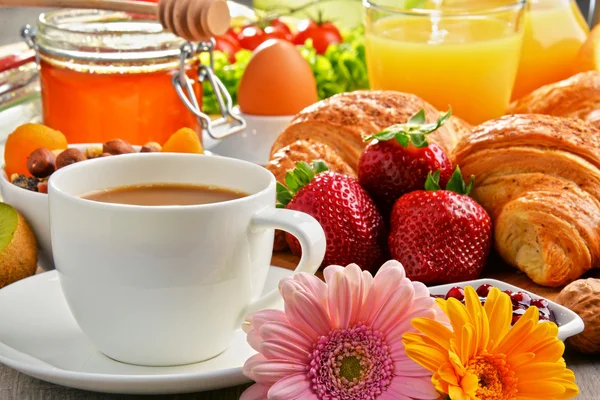 Frukost bestående av croissanter, kaffe, frukt, apelsinjuice — Stockfoto