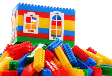 Renkli plastik çocuk oyuncakları izole beyaz arka plan üzerinde