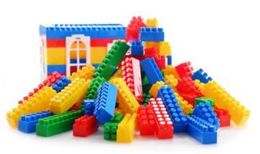 Renkli plastik çocuk oyuncakları izole beyaz arka plan üzerinde