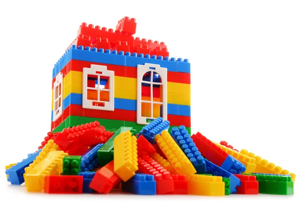Coloridos juguetes de plástico para niños aislados sobre fondo blanco — Foto de Stock