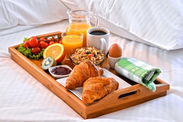 Bandeja de desayuno en la cama en la habitación del hotel —  Fotos de Stock