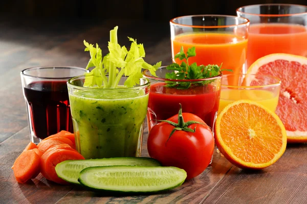 Glasses with fresh organic vegetable and fruit juices — Stock Photo, Image