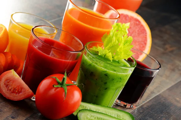 Verres aux jus de fruits et légumes frais biologiques — Photo