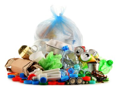 Cam, plastik, metal ve kağıttan oluşan geri dönüşümlü çöp.