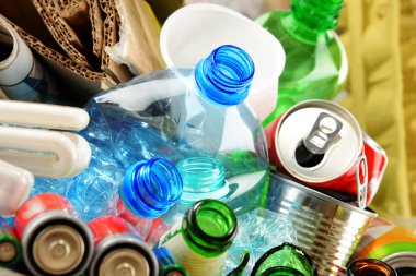 Cam, plastik, metal ve kağıttan oluşan geri dönüşümlü çöp.