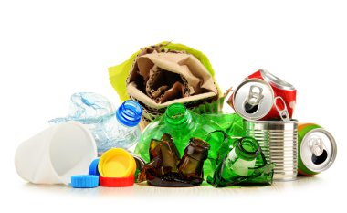 Cam, plastik, metal ve kağıttan oluşan geri dönüşümlü çöp.