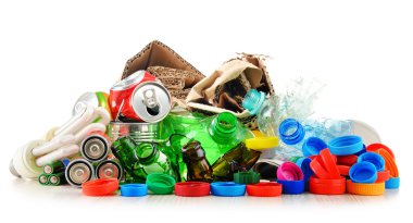 Cam, plastik, metal ve kağıttan oluşan geri dönüşümlü çöp.