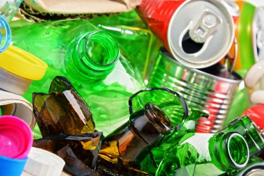 Cam, plastik, metal ve kağıttan oluşan geri dönüşümlü çöp.
