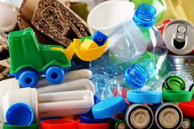 Cam, plastik, metal ve kağıttan oluşan geri dönüşümlü çöp.
