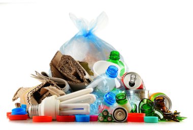 Cam, plastik, metal ve kağıttan oluşan geri dönüşümlü çöp.