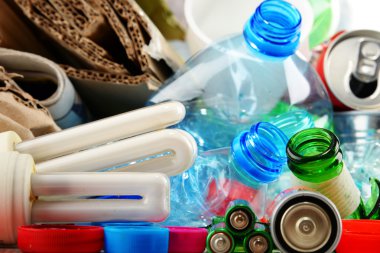 Cam, plastik, metal ve kağıttan oluşan geri dönüşümlü çöp.