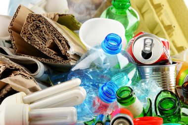 Cam, plastik, metal ve kağıttan oluşan geri dönüşümlü çöp.