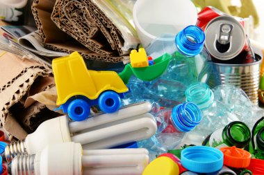Cam, plastik, metal ve kağıttan oluşan geri dönüşümlü çöp.