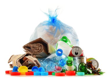 Cam, plastik, metal ve kağıttan oluşan geri dönüşümlü çöp.