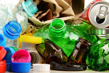 Cam, plastik, metal ve kağıttan oluşan geri dönüşümlü çöp.