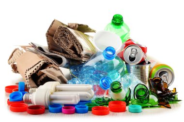 Cam, plastik, metal ve kağıttan oluşan geri dönüşümlü çöp.