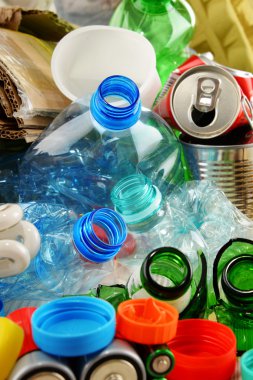 Cam, plastik, metal ve kağıttan oluşan geri dönüşümlü çöp.