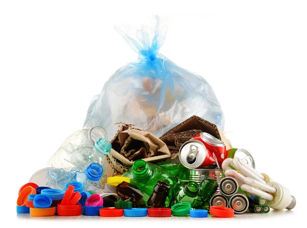 Cam, plastik, metal ve kağıttan oluşan geri dönüşümlü çöp. — Stok fotoğraf