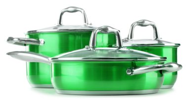 Beyaz arkaplanda izole edilmiş çelik kaplar