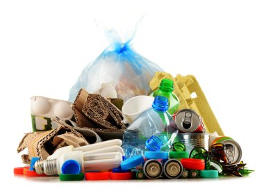 Cam, plastik, metal ve kağıttan oluşan geri dönüşümlü çöp.