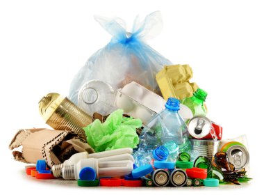 Cam, plastik, metal ve kağıttan oluşan geri dönüşümlü çöp.