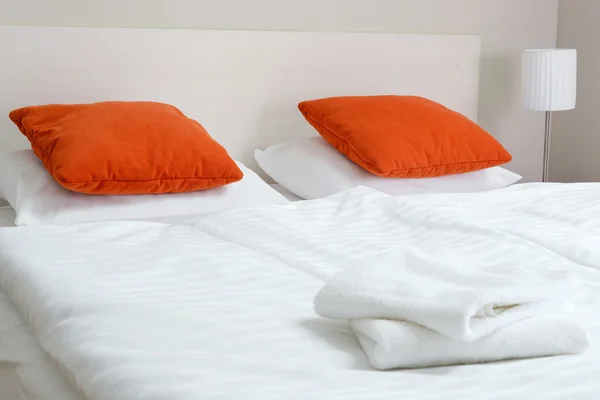 Doppelbett im Hotelzimmer. Unterkünfte — Stockfoto