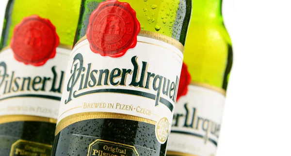 Bottiglie di birra Pilsner Urquell su bianco — Foto Stock