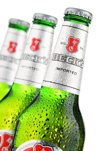 Botellas de cerveza de Beck aisladas en blanco —  Fotos de Stock