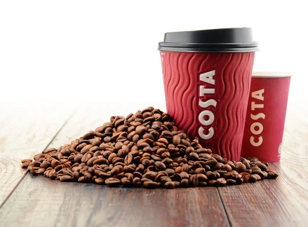 Kompozycja z miseczki Costa Coffee kawa i fasoli — Zdjęcie stockowe