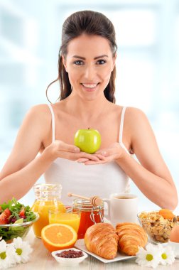 Genç bir kadın kahvaltı yapıyor. Dengeli diyet 