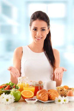 Genç bir kadın kahvaltı yapıyor. Dengeli diyet 