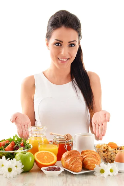 年轻的女人吃早餐。均衡饮食 — 图库照片