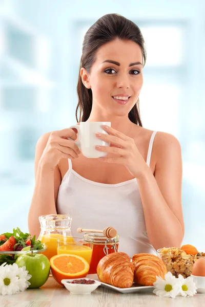 Une jeune femme qui prend son petit déjeuner. Régime alimentaire équilibré — Photo