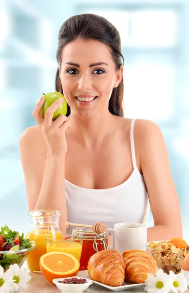 Mujer joven desayunando. Dieta equilibrada — Foto de Stock