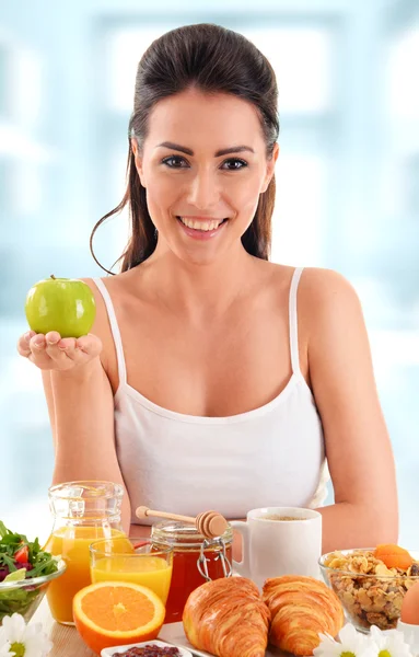 Junge Frau beim Frühstück. Ausgewogene Ernährung — Stockfoto