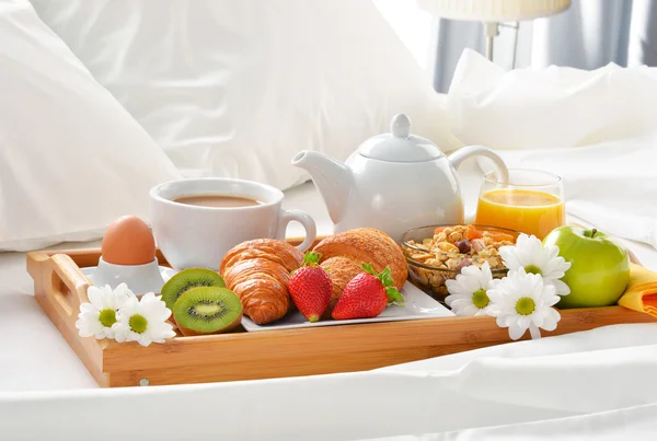 Поднос для завтрака в номере отеля — стоковое фото