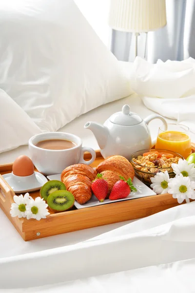 Breakfast tray in bed in hotel room — Stock Photo, Image