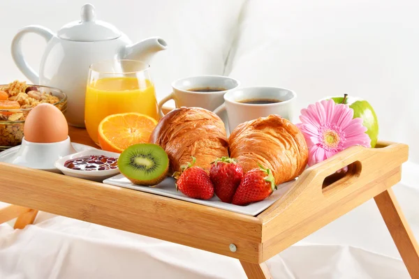 Bandeja de desayuno en la cama en la habitación del hotel — Foto de Stock