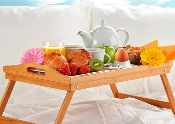 Vassoio per colazione in camera d'albergo — Foto Stock
