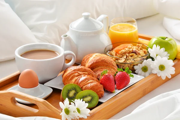 Bandeja de desayuno en la cama en la habitación del hotel — Foto de Stock