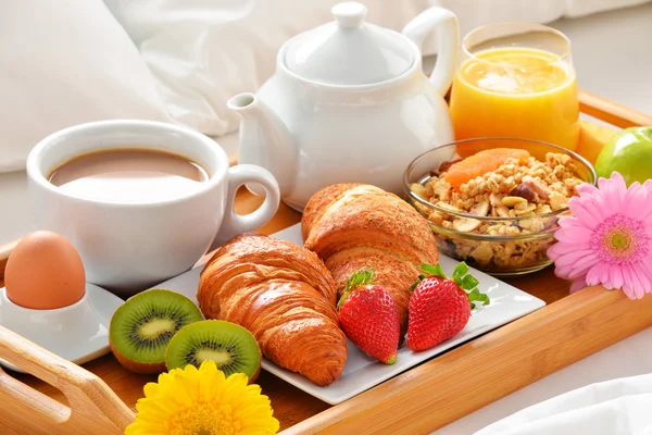 Bandeja de desayuno en la cama en la habitación del hotel —  Fotos de Stock